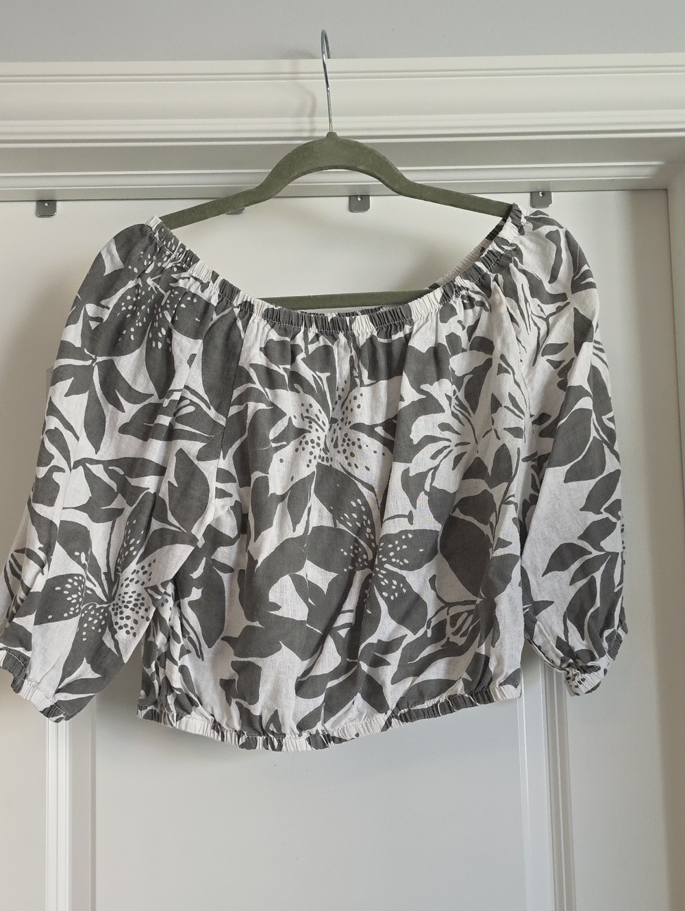 EUC Bellaumbra Oversized Small Floral Crop Top in Gray and White